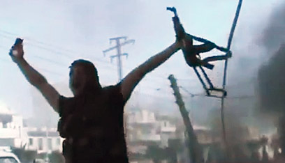 יודעים היכן נמצא הנשק הכימי? מורד סורי בעיר חלב (צילום: AP) (צילום: AP)