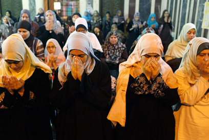 תפילה נשית במצרים (צילום: רויטרס) (צילום: רויטרס)