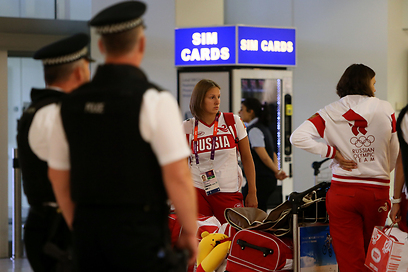 המאבטחים פוקחים עין על המשלחת הרוסית בשדה התעופה הית'רו (צילום: AFP) (צילום: AFP)
