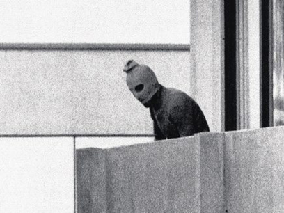 אחד המחבלים במרפסת הבית במינכן, 1972 (צילום: AP) (צילום: AP)