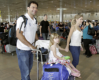 אריק זאבי עם הבת נועם בדרך ללונדון. אכזבה לא באה בחשבון (צילום: ראובן שוורץ) (צילום: ראובן שוורץ)
