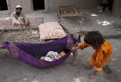 משפחת חאן חיה מן היד אל הפה הודות לסיוע משכנים (צילום: AP) (צילום: AP)