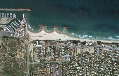 חופי הרצליה מלמעלה - רחבים מאוד בסמוך למרינה, צרים אחרי שוברי הגלים (צילום: Google Maps) (צילום: Google Maps)