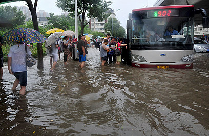מים שעדיין לא התנקזו בטיאנג'ין, סין (צילום: AP) (צילום: AP)
