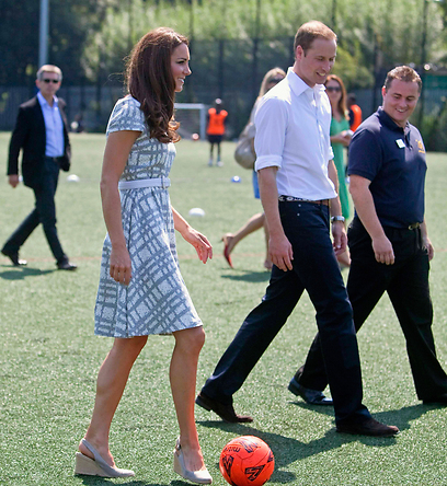 מובילת כדור. הדוכסית קתרין והנסיך וויליאם (צילום: רויטרס) (צילום: רויטרס)