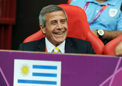 מאמן אורוגוואי אוסקר וושינגטון טבארס מרוצה (צילום: EPA) (צילום: EPA)