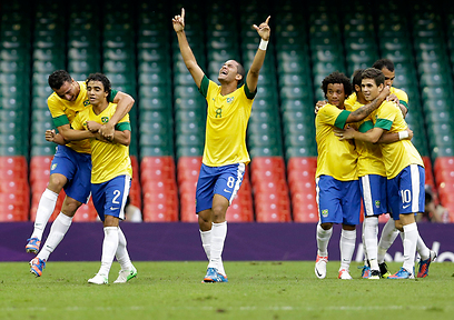 רפאל דה סילבה חוגג שער לזכות ברזיל (צילום: AP) (צילום: AP)