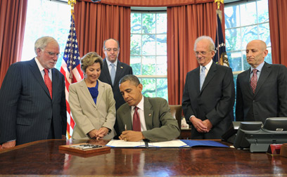 Obama signs cooperation bill (Photo: AFP)