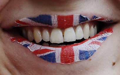 חיוך בריטי. חובבת ספורט מפגינה גאווה לאומית לקראת האולימפיאדה (צילום: AP) (צילום: AP)