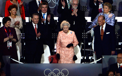המלכה אליזבת' צועדת ליציע (צילום: AFP) (צילום: AFP)