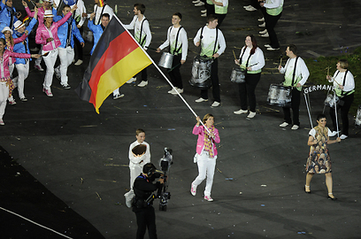 נטאשה קלר צועדת עם הדגל הגרמני בטקס הפתיחה (צילום: MCT) (צילום: MCT)