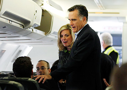 מיט רומני עם רעייתו אן במטוס לישראל (צילום: רויטרס) (צילום: רויטרס)
