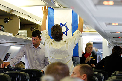 דגל ישראלי מונף במטוס המועמד הרפובליקני (צילום: רויטרס) (צילום: רויטרס)