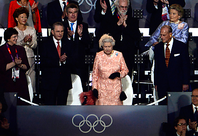 המלכה אליזבת' בטקס הפתיחה של לונדון 2012 (צילום: AFP) (צילום: AFP)
