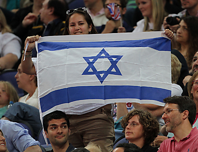 לא מעט דגלי ישראל נצפו באולם O2 שבלונדון (צילום: אורן אהרוני) (צילום: אורן אהרוני)