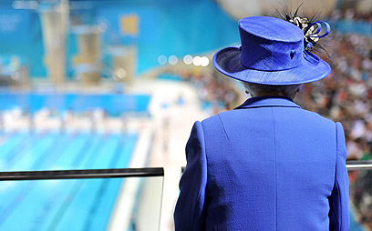 המלכה מגיעה להירטב בבריכה האולימפית (צילום: רויטרס) (צילום: רויטרס)
