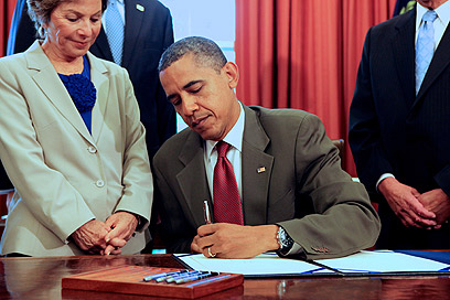 Obama signs Israel cooperation bill (Photo: MCT)