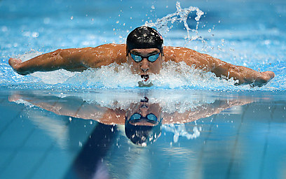 השחיין מייקל פלפס. בעלי התוצאות הטובות שוחים במסלולים האמצעיים (צילום: AFP) (צילום: AFP)