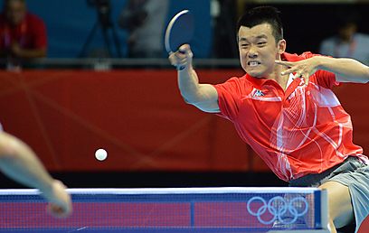 והכדור ברשת. או שלא. הסינים שולטים (צילום: AFP) (צילום: AFP)