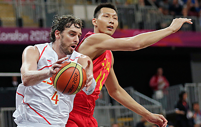 ז'יאנליאן מול גאסול. הסיני ניצח בקרב הפרטי, הספרדי במשחק (צילום: AP) (צילום: AP)