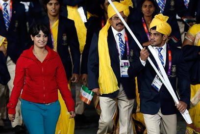 הודו דרשה התנצלות. האשה באדום לצד נושא הדגל ההודי סושיל קומאר (צילום: EPA) (צילום: EPA)