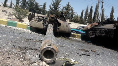 המורדים כבשו נקודת ביקורת בחלב ותפסו 7 טנקים (צילום: AFP) (צילום: AFP)