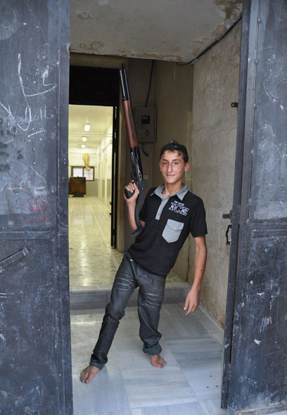 מורד שומר על בית החולים בסלאח א-דין (צילום: AFP) (צילום: AFP)