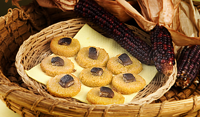 עוגיות תירס ורוזמרין (צילום: עומר שביט) (צילום: עומר שביט)