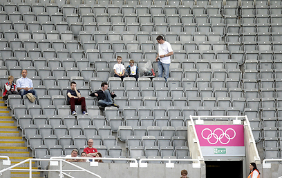 המושבים הריקים בלונדון. הספסרים אשמים? (צילום: AFP) (צילום: AFP)