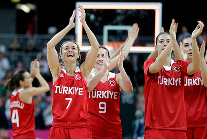 הטורקיות באקסטזה אחרי העלייה לרבע הגמר (צילום: AP) (צילום: AP)