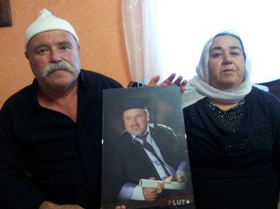 הוריו של ג'והרי עם תמונתו, היום במג'דל שמס (צילום: חסן שעלאן) (צילום: חסן שעלאן)