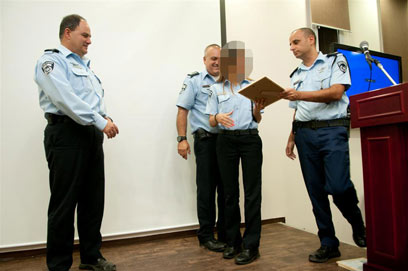 השוטרת נ' קיבלה תעודת הוקרה על פעילותה  (צילום: ירון ברנר) (צילום: ירון ברנר)
