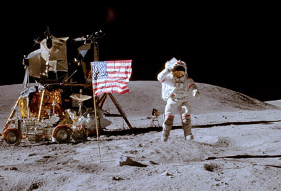 עד כה נחתו על הירח 12 בני אדם. ג'ון יאנג, מפקד משימת החלל אפולו 16 (צילום: AFP) (צילום: AFP)