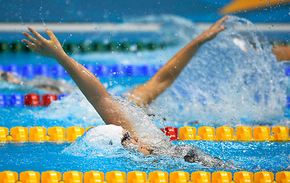 וגם יד פה, יד שם. תחרויות השחייה ממשיכות לספק את הסחורה (צילום: AP) (צילום: AP)