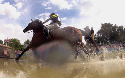 רק מחכים ליום בו יהיה נציג ישראלי בתחרות סוסים (צילום: EPA) (צילום: EPA)