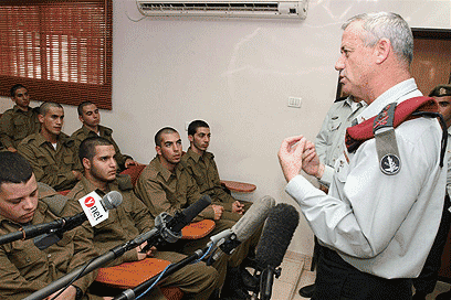 "הדרג הפוליטי יכריע בגיוס החרדים". גנץ עם המתגייסים החדשים, היום (צילום: עופר עמרם)