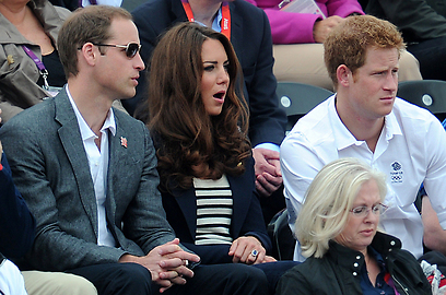 המלוכה מעודדת. הנסיכים הארי ו-וויליאם יחד עם קייט מידלטון (צילום: AFP) (צילום: AFP)