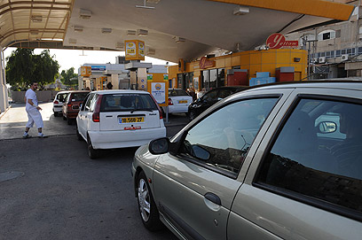 עומס בתחנות הדלק לפני עליית המחירים (צילום: ישראל יוסף) (צילום: ישראל יוסף)
