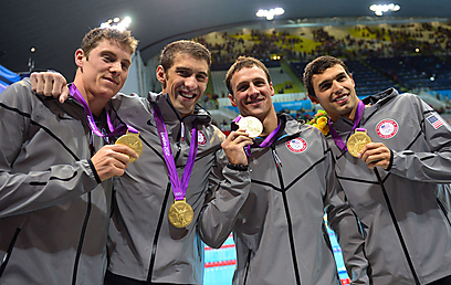 הנבחרת האמריקנית מציגה לראווה את מדליות הזהב (צילום: AFP) (צילום: AFP)