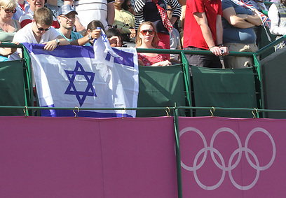 האוהדים הישראלים דוחפים את אנדיוני קדימה (צילום: אורן אהרוני) (צילום: אורן אהרוני)