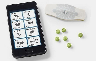הגלולה משדרת נתונים למדבקה, שמעבירה אותם הלאה לסמארטפון ולמחשב הרופא המטפל (צילום: Proteus Digital Health) (צילום: Proteus Digital Health)