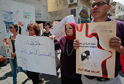 צועדים בבית לחם נגד אלימות כלפי נשים  (צילום: AP) (צילום: AP)