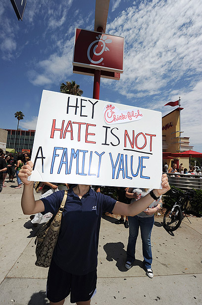 הפגנה מול סניף בקליפורניה. "שנאה איננה אחד מערכי המשפחה" (צילום: AFP) (צילום: AFP)