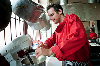 עושה נפלאות במטבח - רני רותם (צילום: ירון ברנר) (צילום: ירון ברנר)