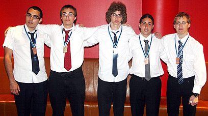 משמאל לימין: חן סולומון (ארד), איתי רובינשטיין (כסף), איתי כנען הרפז (כסף), יגאל זגלמן (ארד) ועדן סגל (ארד) ()