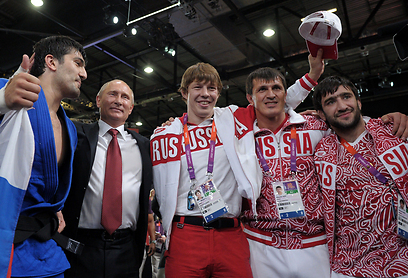 ולדימיר פוטין, טאגיר חיבולאייב והמשלחת הרוסית (צילום: AFP) (צילום: AFP)