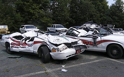 טוטאל לוס. מכוניות המשטרה בחנייה (צילום: EPA) (צילום: EPA)