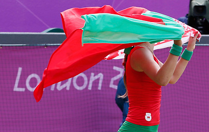 אזרנקה חוגגת עם דגל בלארוס את הזכייה בארד האולימפי (צילום: רויטרס) (צילום: רויטרס)