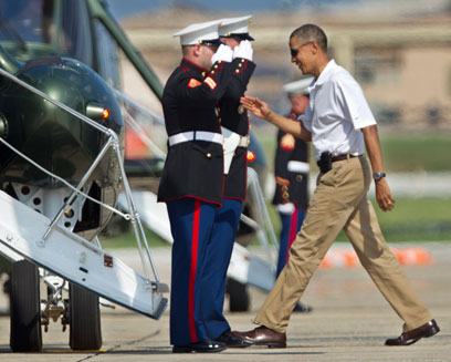 נשיא ארה"ב בדרך למסוק הנשיאותי בסוף השבוע (צילום: AP) (צילום: AP)