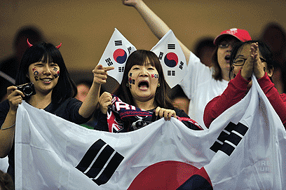אוהדות דרום-קוריאה בלונדון (צילום: AFP) (צילום: AFP)